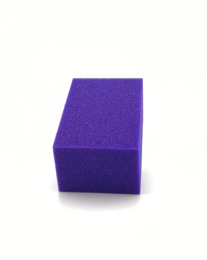 esponja de color morado para detailing