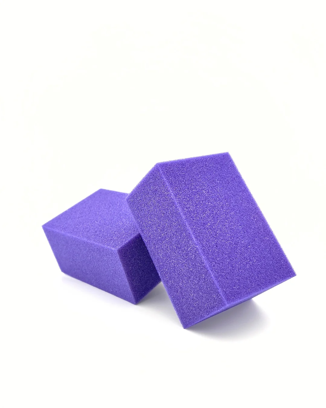 esponja morada para limpieza detallada