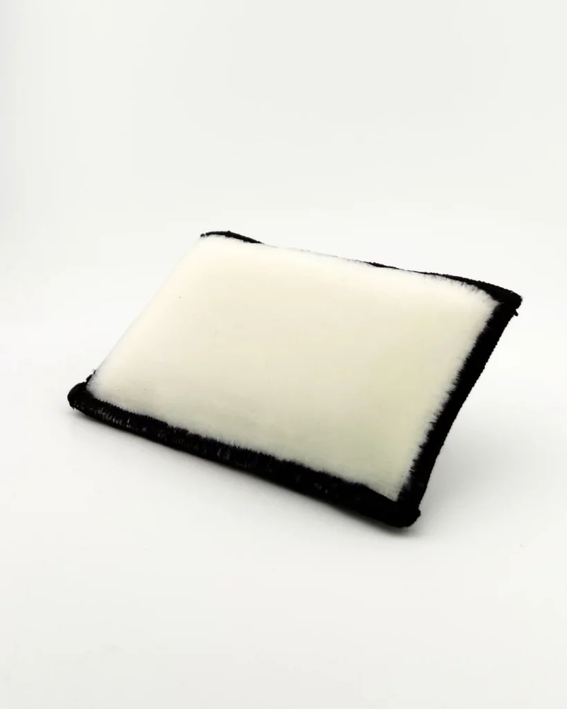esponja de microfibra blanca para detailing de interiores