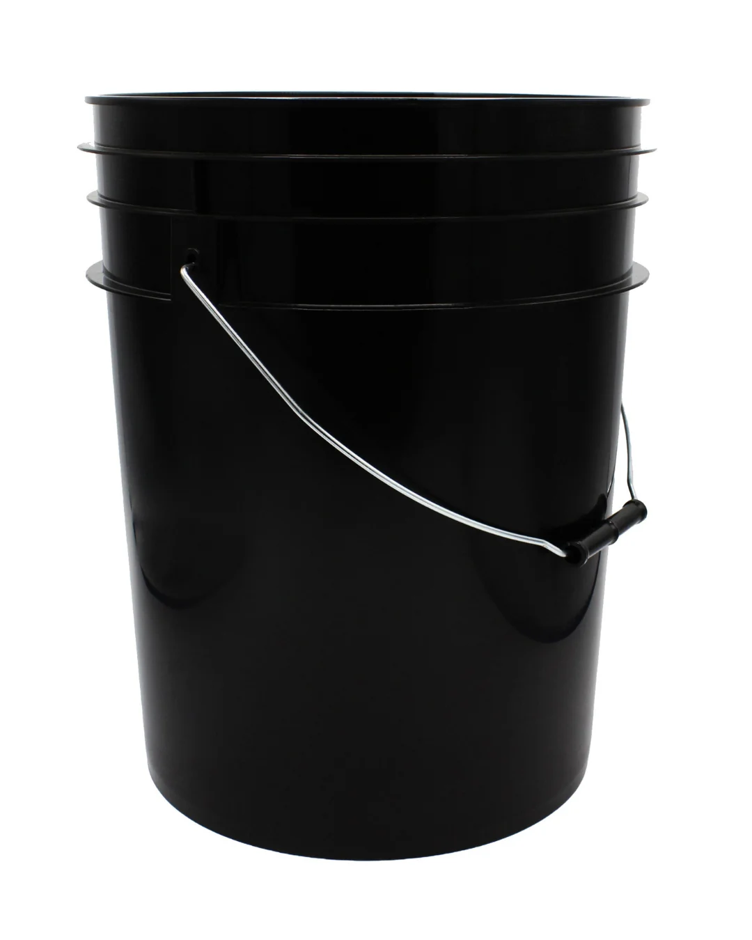 Cubo de plastico en color negro, utilizado para el lavado de coches