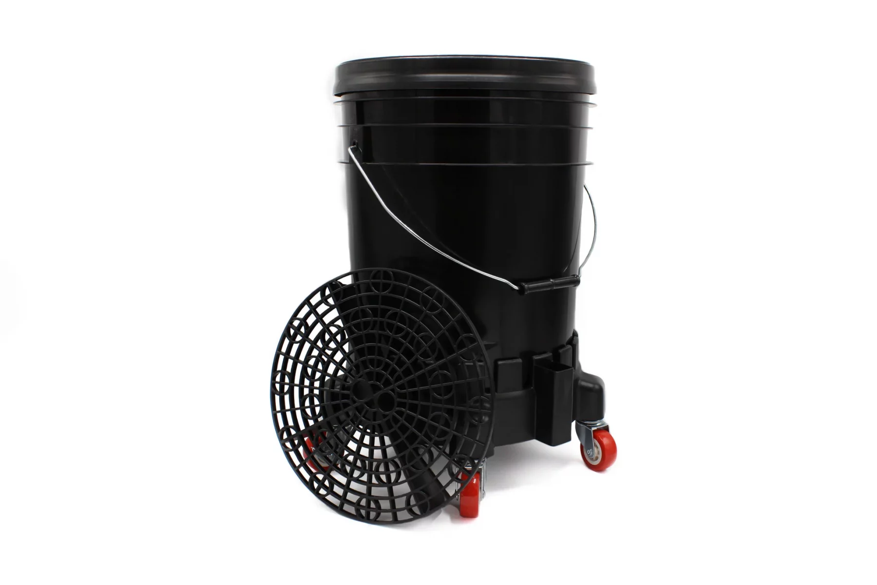 bucket-filter-bucket-20-l-black foto de un cubo negro para lavado de coches, con sus accesorios, unas ruedas y un filtro para el agua
