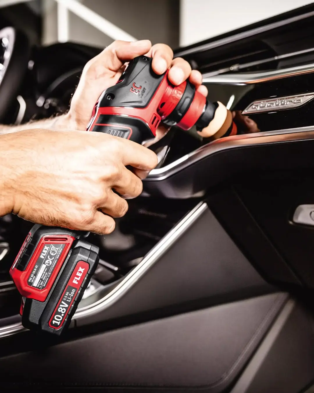 plano de profesional puliendo el interior de un coche